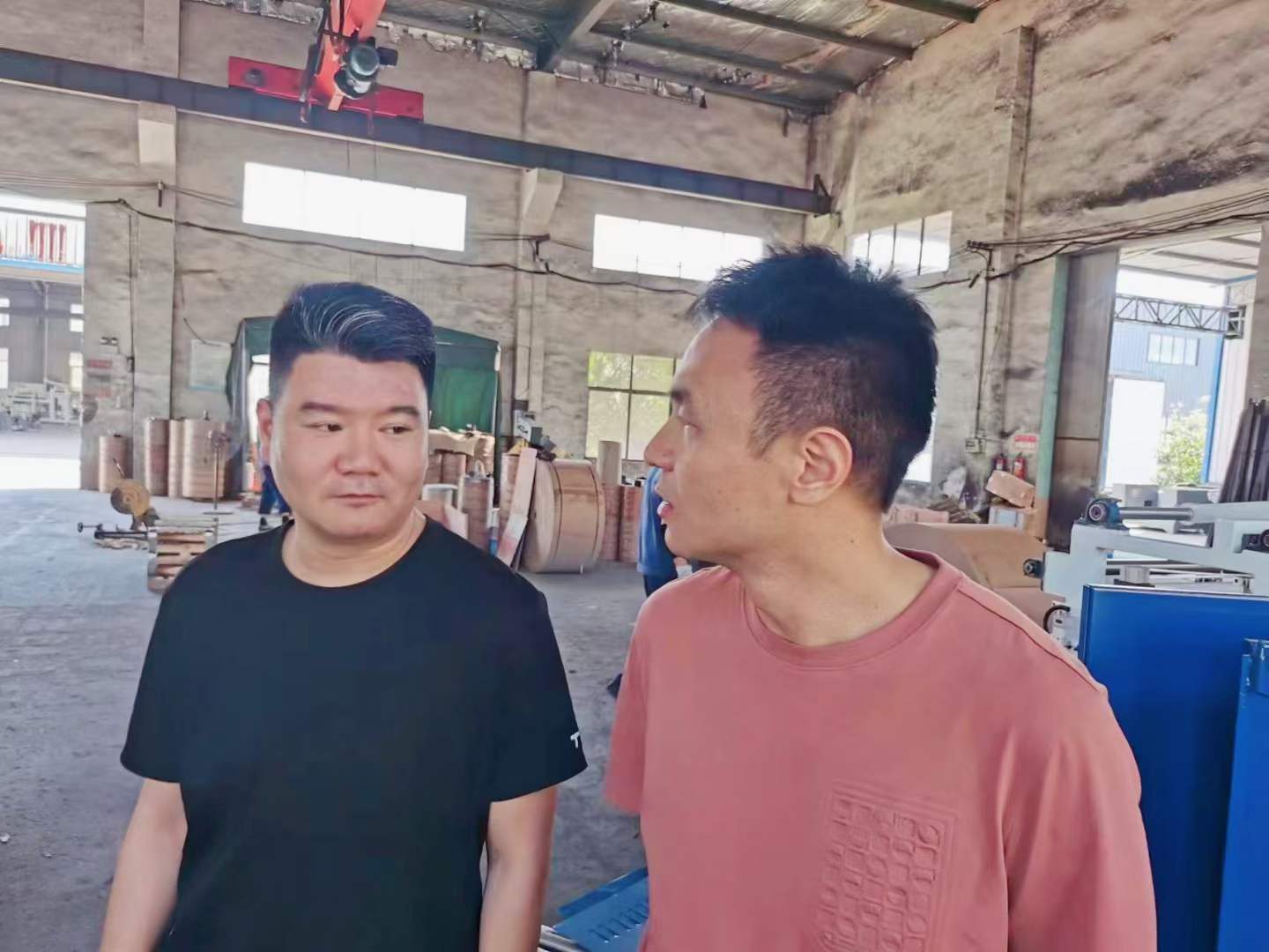 熱烈歡迎西工大趙盼博士后、教授帶領科研團隊到上高縣雙新紙桶設備有限公司考察，雙方就全自動鐵箍紙桶設備流水線的研發達成了初步的意向。